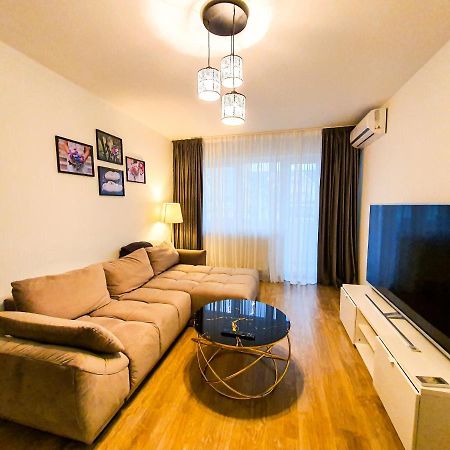 Luxurious Retreat 1Br Apartment With Netflix, Private Parking And Self Check In Popesti-Leordeni エクステリア 写真