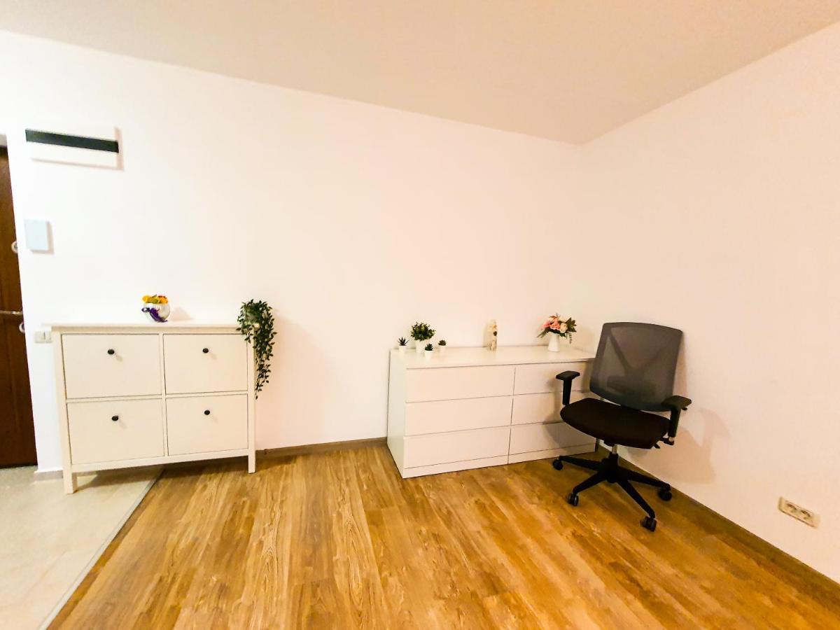 Luxurious Retreat 1Br Apartment With Netflix, Private Parking And Self Check In Popesti-Leordeni エクステリア 写真