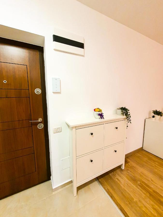 Luxurious Retreat 1Br Apartment With Netflix, Private Parking And Self Check In Popesti-Leordeni エクステリア 写真